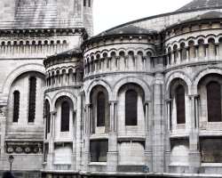 The architect, Paul Abadie, chose a very specific stone for the construction of the Sacre-Coeur. The white stone came from the quarries in Souppes, in